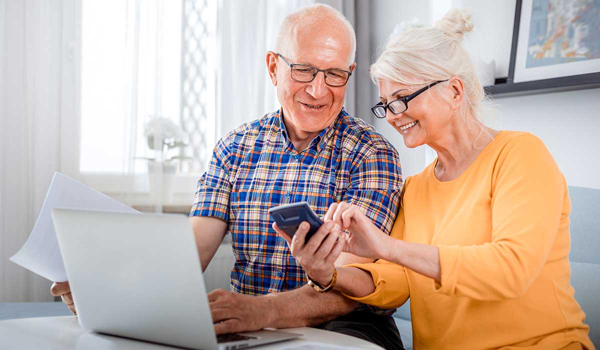 Adultos mayores usando tablet y celular